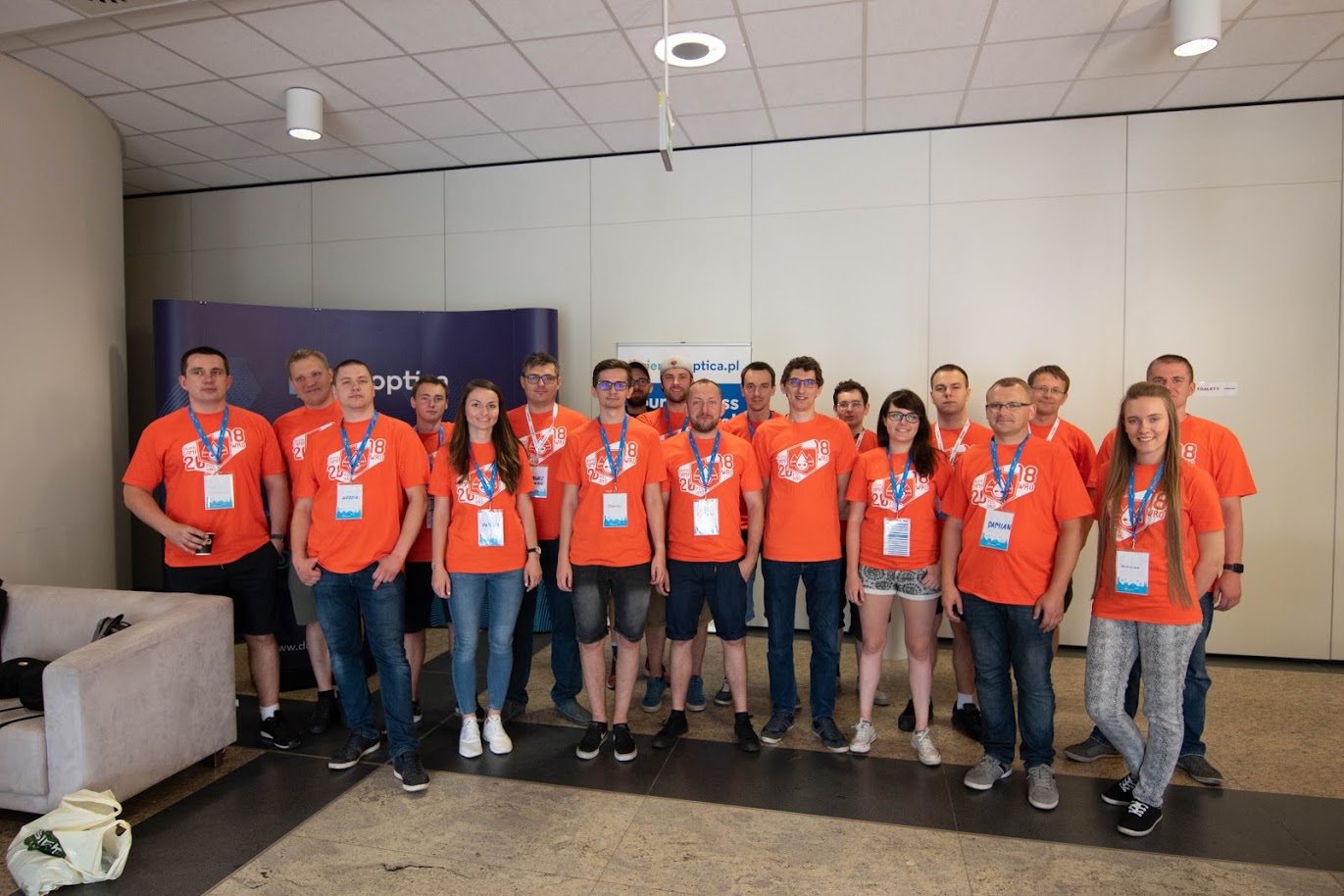 Organizatorzy konferencji w charakterystycznych pomarańczowych koszulkach